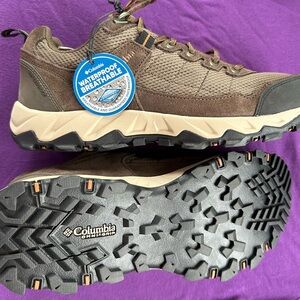 New with tag Columbia Men's Tan/Brown Hiking Shoes, size 9 (No box)